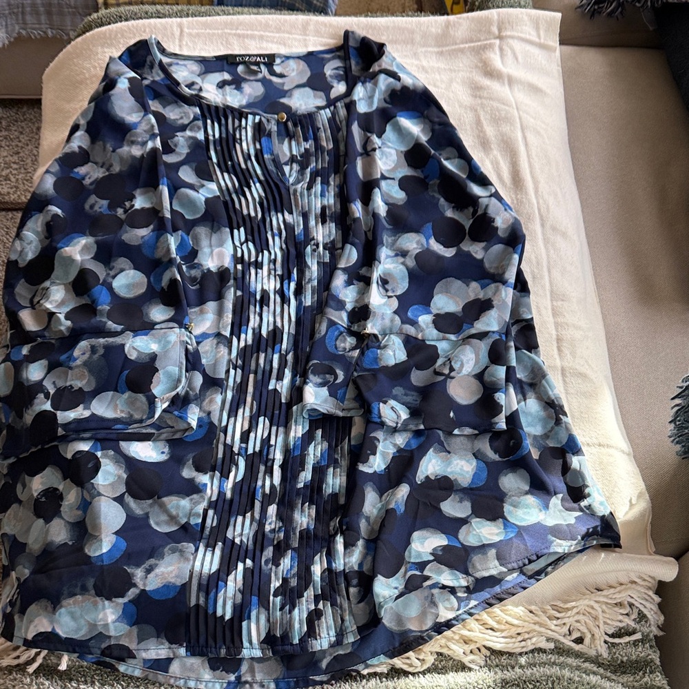 Roz & Ali blouse.  Navy and White Floral.  Size 2X.  Like new.